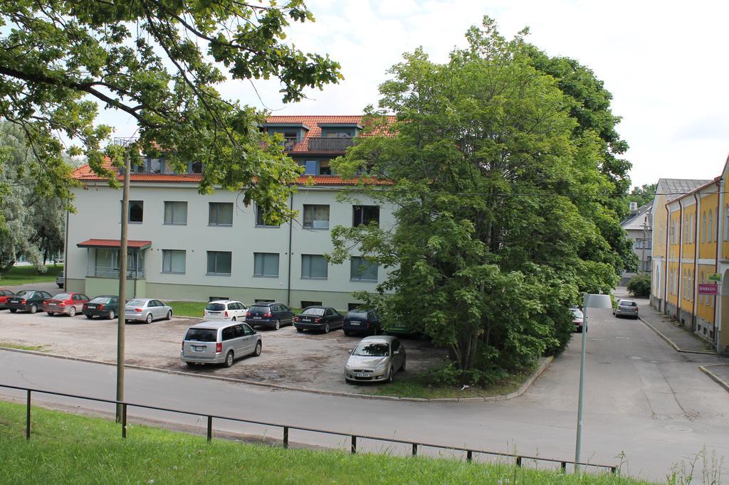 Ohtu Poik 2 City Center Basement Apartment Pärnu Oda fotoğraf